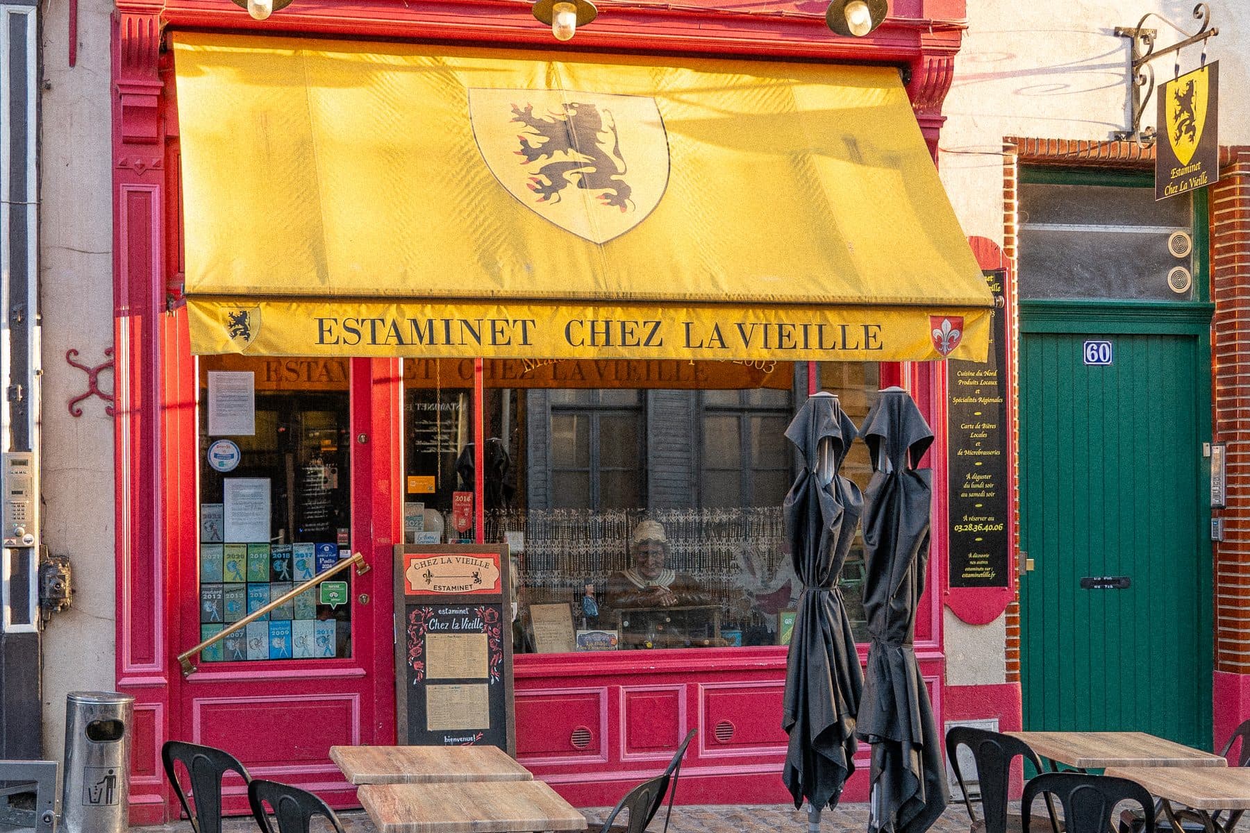 La façade rouge et jaune de Chez la Vieille et sa terrasse, rue de Gand