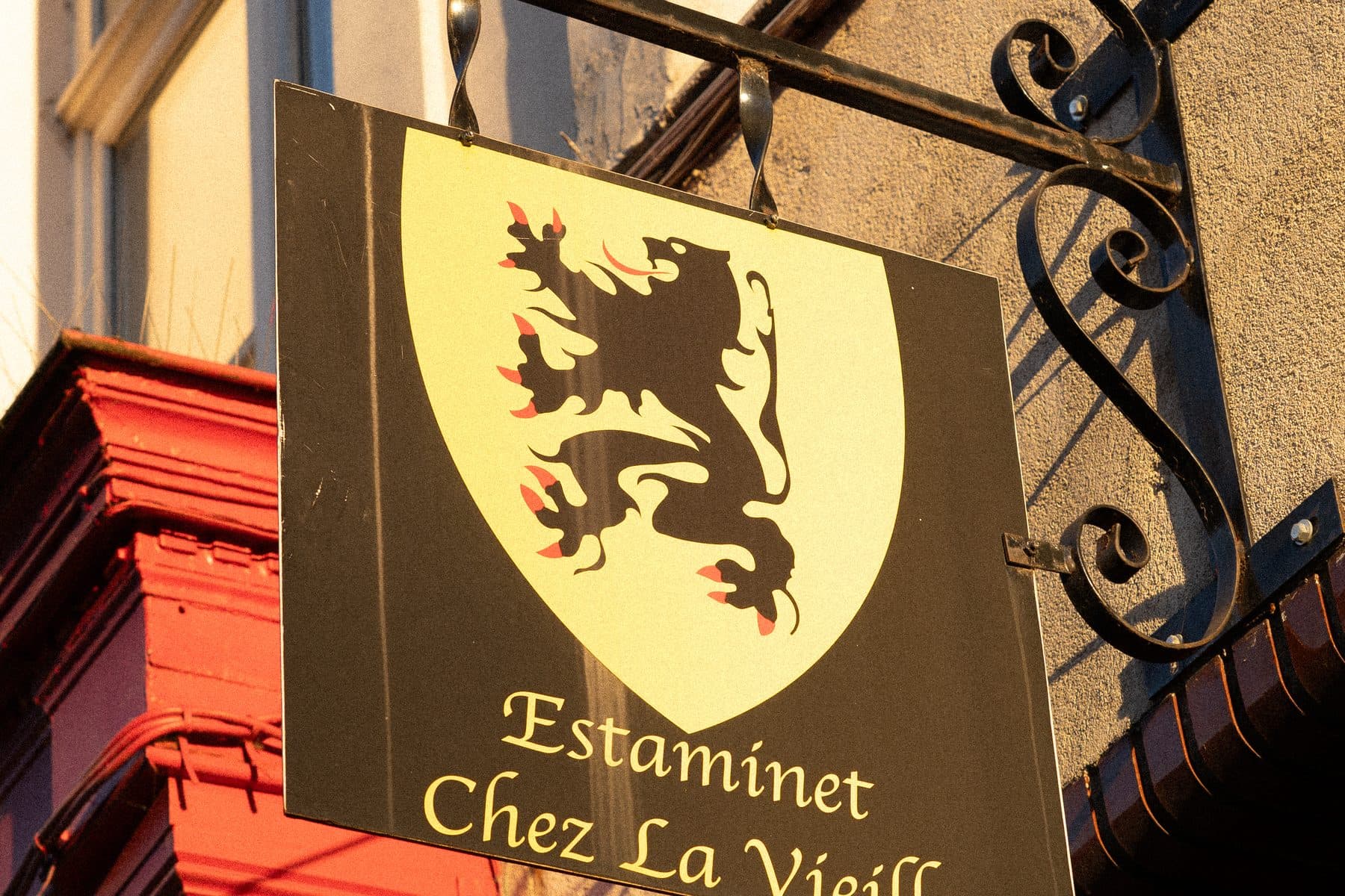 Chez la Vieilleの看板に描かれた紋章の盾。