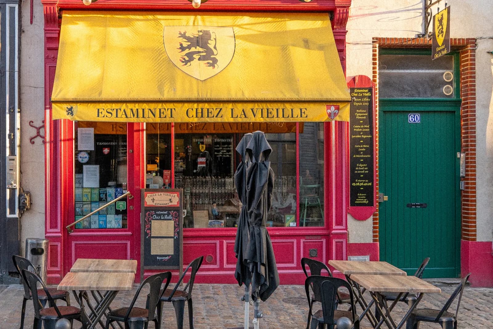 La façade rouge de Chez la Vieille et son enseigne peinte, rue de Gand à Lille.